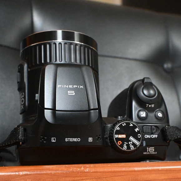 Fujifilm Finepix S6800 Solid Black Digital Camera With Blk/Wht Camera Strap - Picture 9 of 13